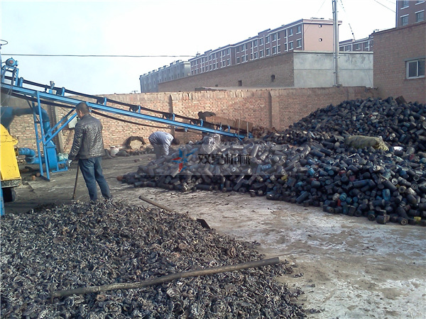 機(jī)油濾芯破碎機(jī)客戶生產(chǎn)現(xiàn)場(chǎng)