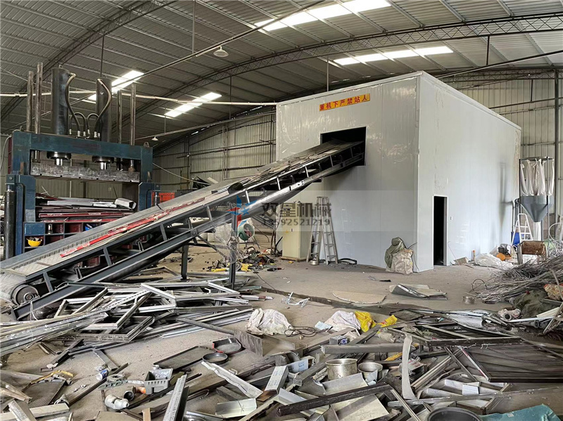 廢鋁破碎機(jī)作業(yè)