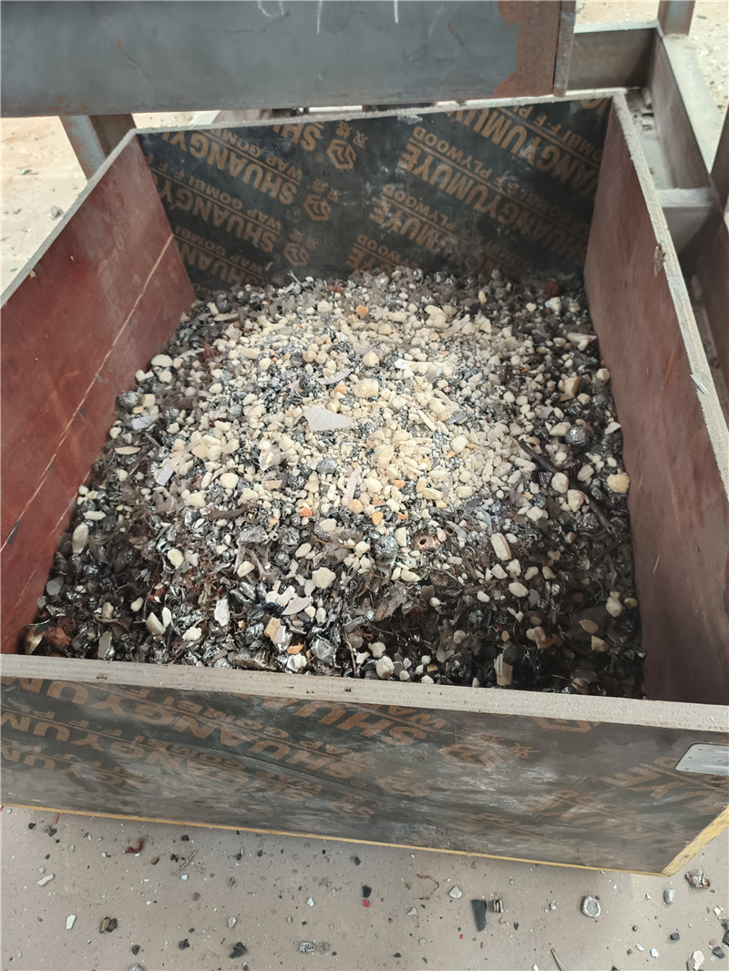 客戶廢舊小家電通過<a href='http://m.jkitzvalves.com/psxl/1279.html' target='_blank'><span>廢鋁破碎</span></a>機破碎分選效果