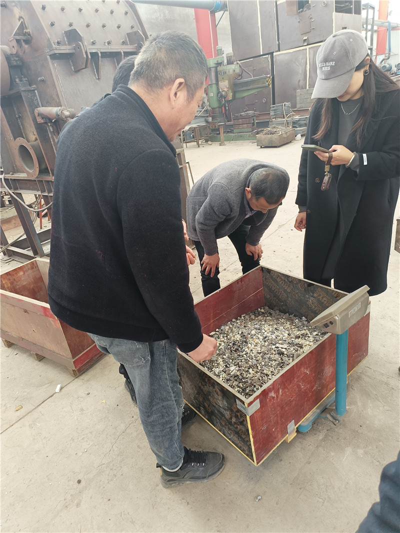 客戶廢舊小家電通過廢鋁破碎機破碎分選試機現(xiàn)場